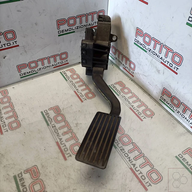 Freno e pedale dell'acceleratore del cambio automatico auto Foto stock