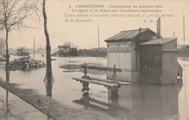 CPA 94 CHARENTON Le quai et la Place des Carrieres Submergés L'eau atteint 1m60