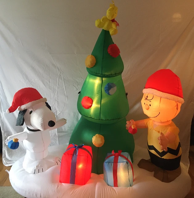GEMMY 6' CHARLIE Brown & Snoopy w/Christmas Tree Lighted Airblown