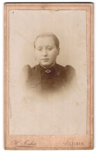 Photography H. Jonker, Leiden, Apothekersdijk 7, young lady with tied back