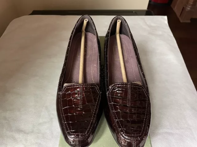 Clarks Artisan Timeless Loafer Womens Size 6.5M Dark Brown Croc Leather