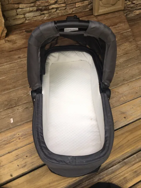 Thule Sleek Bassinet w/ attachments and raincover