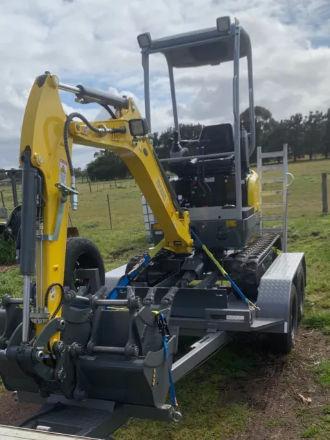 DRY HIRE 1.7 wacker neuson zero tail excavator hydraulic hitch kubota LARA