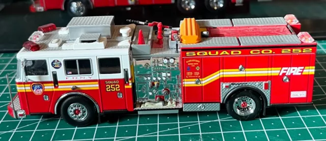 FDNY Squad 252 Code 3 Scale 1:64 Firefighter Feuerwehr