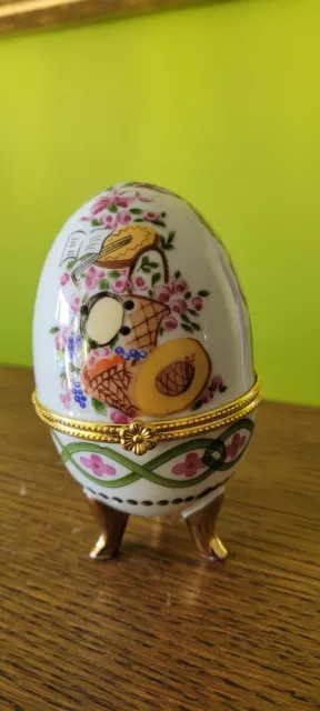 Oeuf en Porcelaine sur pieds Tripodes Style Fabergé