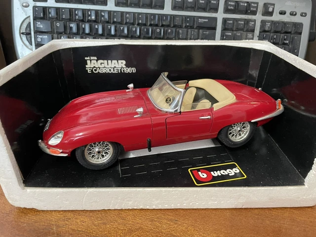Bburago 1:18 - Model car - Jaguar E Coupé 1961 - Code 3018 - auction online Bburago 1:18 - Model car - Jaguar E Coupé 1961 - Code 3018 - auction online