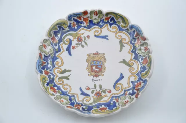 Assiette en céramique au décor Vieux Rouen, non signée, collection, corne gauche