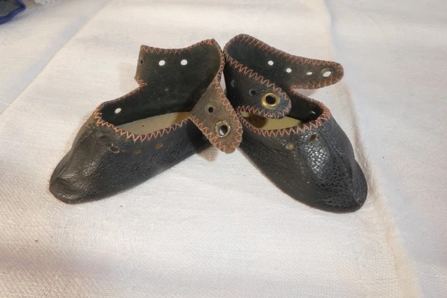 Ancienne paire de chaussures en cuir pour poupée ancienne JUMEAU DEP SFBJ