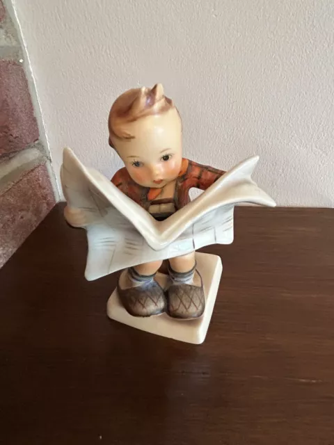 Goebel Hummel Figurine #184 "Latest News" Boy with Newspaper.