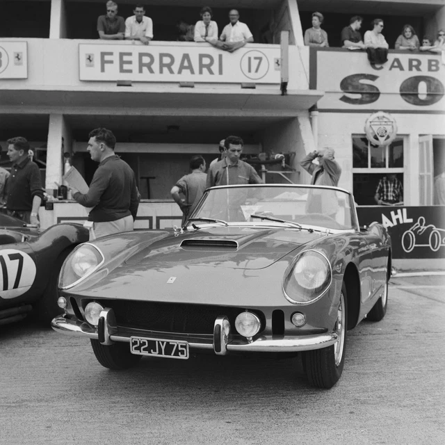 Tirage Photo Argentique 24 Heures Du Mans - Ferrari 1960 - Noir Et Blanc 30x30cm