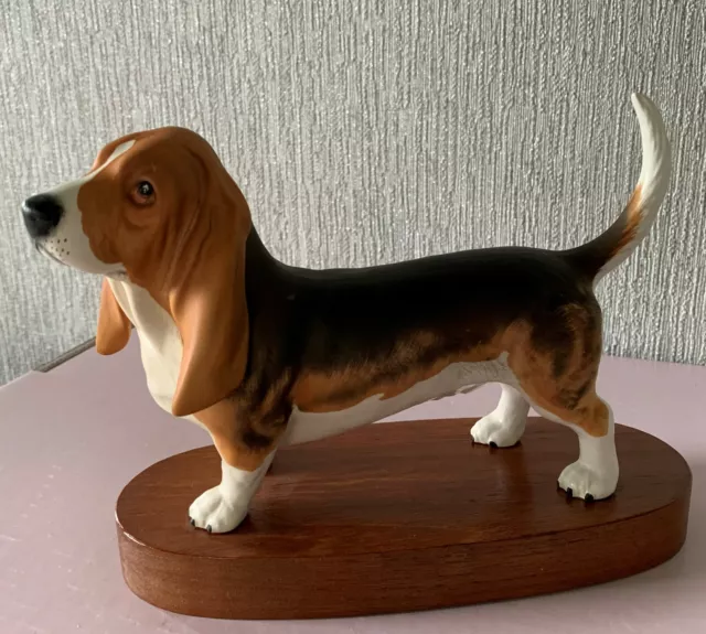 BESWICK DOG BASSET HOUND FOCHNO TRINKET MATT ON WOODEN PLINTH No. 2045B  PERFECT