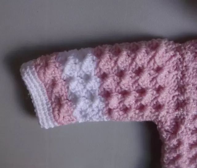 Neu handgehäkelt/gestrickt Baby Mädchen rosa & weiß Kapuze Cardigan Passform 3-6 Monate 3