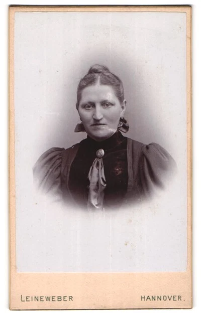 Fotografie Georg Leineweber, Hannover, Georgstrasse 30, Ältere Frau mit hohem K