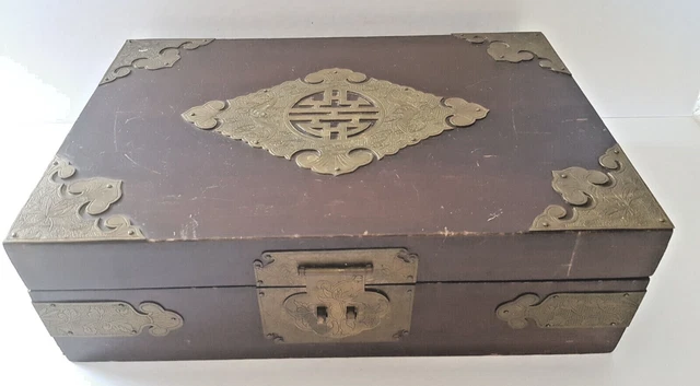 Boîte décorative chinoise ancienne en bois sculpté or et rouge En vente