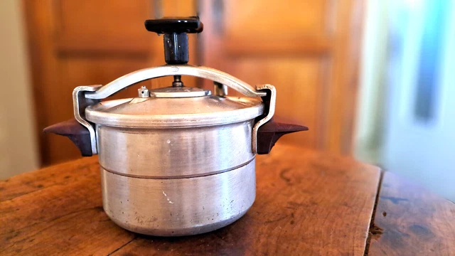 ANCIENNE COCOTTE MINUTE Seb 3Litres Et Demi 1969 Et Son Livre De
