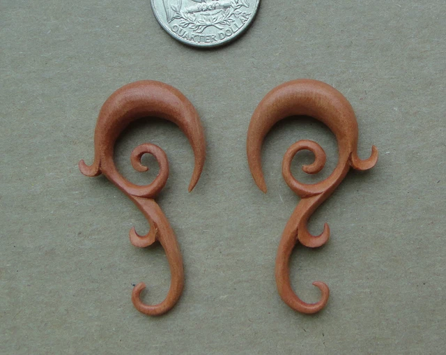 Pair SABA WOOD TRIBAL FLORAL SWIRL VINE SPIRALS HOOK TALON EAR GAUGES PLUG W64