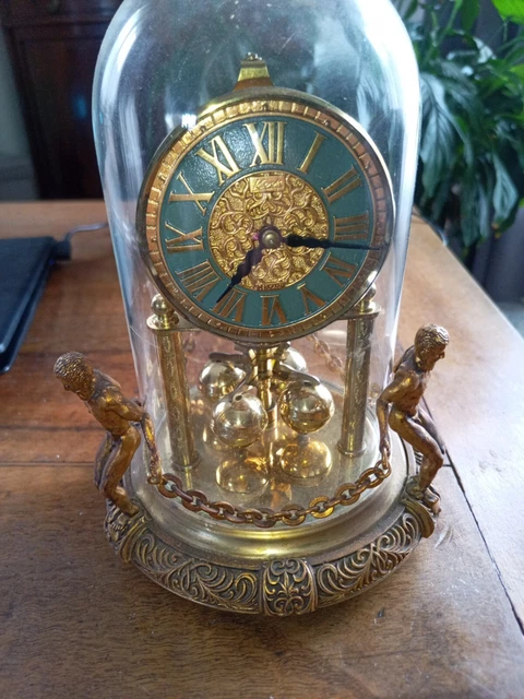 Pendule Kern 400 Jours Sous Dôme En Verre Bronze Doré Aux Enchaînés Milieu Xxème