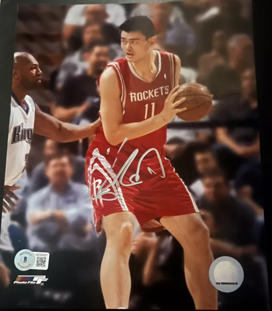 Yao Ming SIGNED 8x10 PHOTO Beckett Bas Houston rockets  Hof Nba Loa