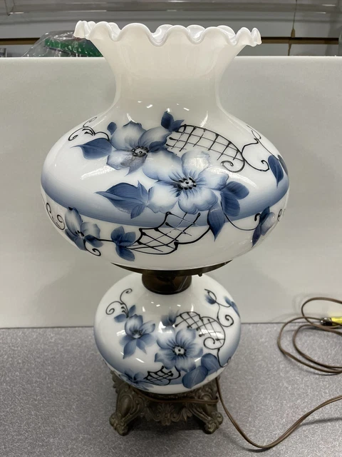 GWTW TABLE LAMP Victorian 3 WAY LIGHT Parlor 20" BRASS Milk Glass Blue Florals 6