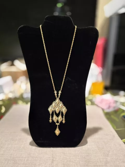 Pretty Vintage 1970's Gold Tone Pendant Necklace #200