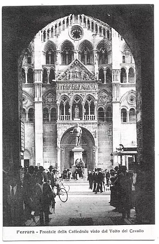 CARTOLINA DI FERRARA ,FRONTALE DELLA CATTEDRALE - ANIMATISSIMA non viaggiata
