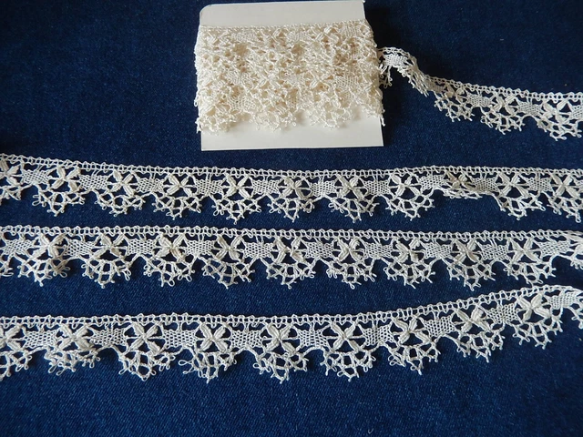 DENTELLE ANCIENNE DU PUY AUX FUSEAUX  : 3,60 m x 2,8 cm
