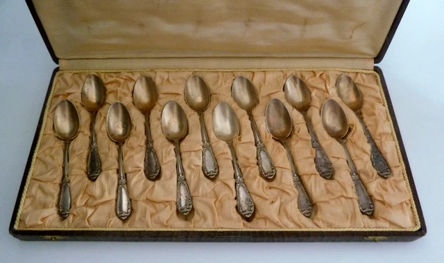 Lot de 12 cuilleres en métal argenté poinçon 84 gr