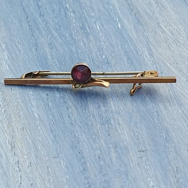 9CT SOLID GOLD  BROOCH WITH GARNET 1.81GM  (sf)