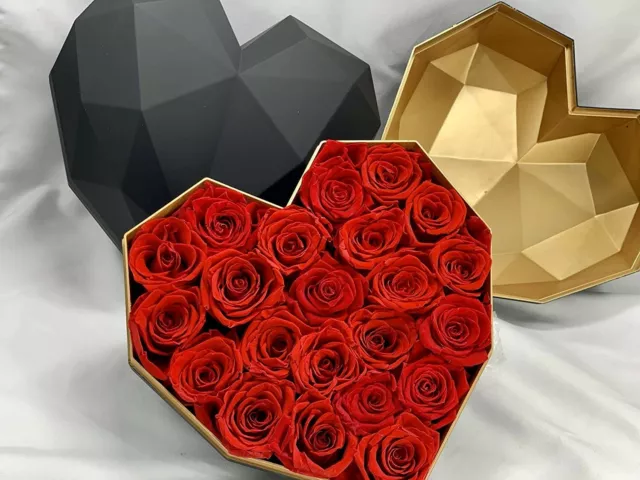 San Valentino Regalo Box 24 Rose stabilizzate 27x27x25cm LOVE IS