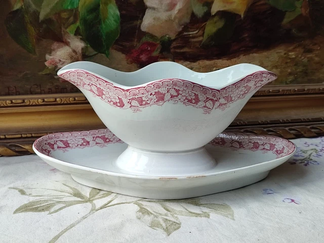 Saucière Ancienne Sur Ravier – Motif Floral Rouge/bordeaux, Faïence, Signée