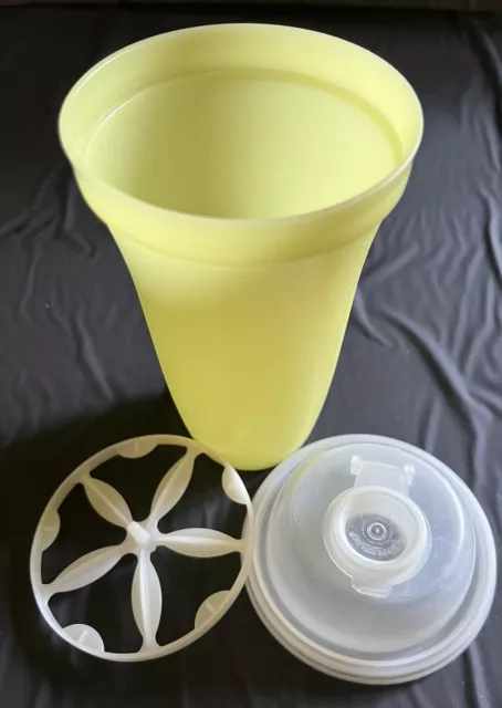https://www.picclickimg.com/qnAAAOSwAWlk4ndE/VTG-Tupperware-Yellow-Gravy-Drink-Shaker-844-Cup.webp
