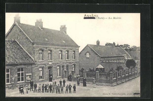 CPA Arneke, La Mairie, des enfants