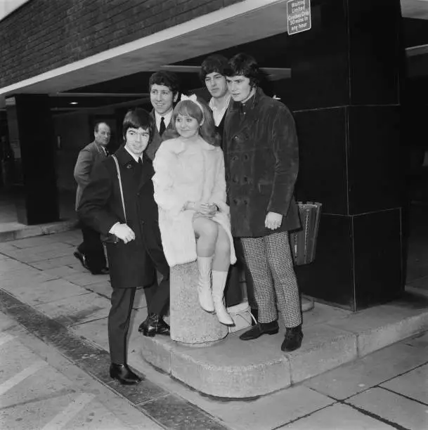 Scottish singer and actress Lulu with her backing group 1966 OLD PHOTO