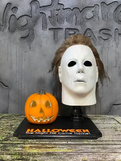 Halloween 1978 Michael Myers Mask Stand with Pumpkin Display Prop Replica