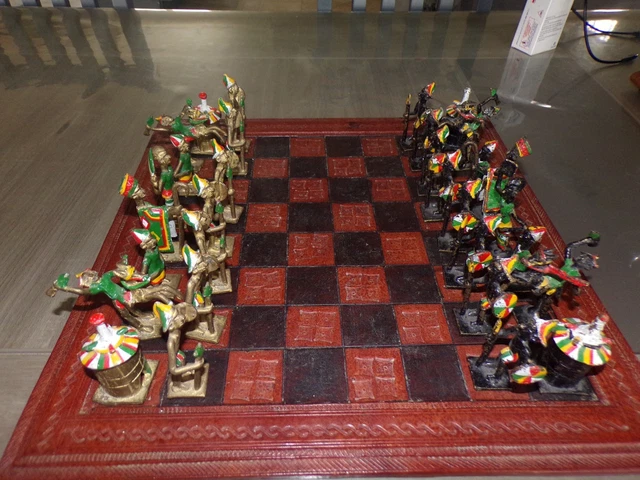 Ancien Jeu D'échecs En Terre Cuite Années 70 - 31 Pièces (11 à 14 Cm)