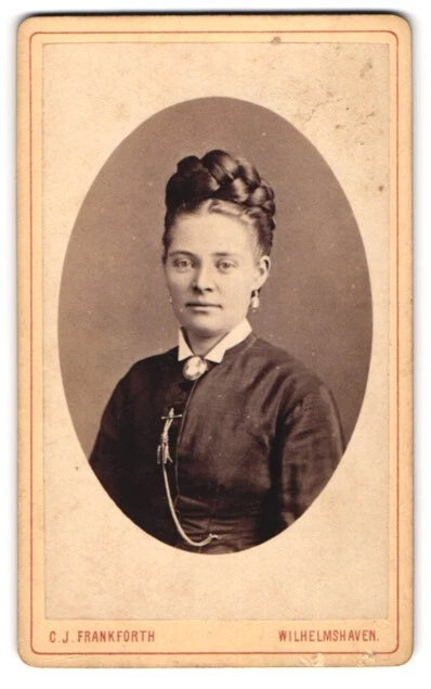 Fotografie C. J. Frankforth, Wilhelmshaven, Junge Dame mit Hochsteckfrisur und
