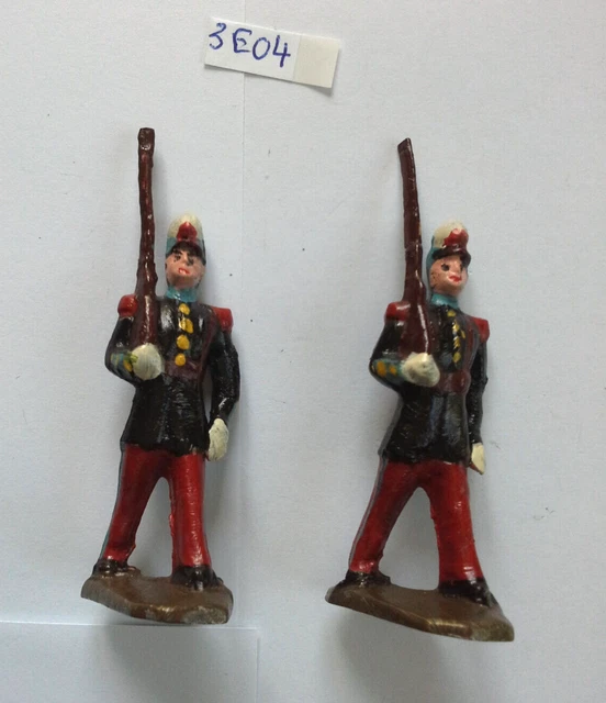 2 élèves officiers de Saint-Cyr défilant fusil à l'épaule soldats alu anciens 2