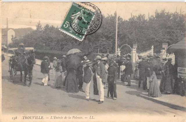 Cpa 14 Trouville Entree De La Pelouse