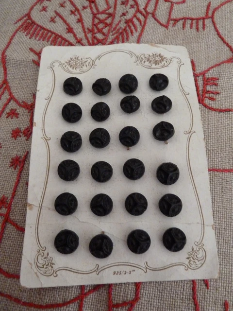 Carte De Boutons En Nacre D'Orient - 18 Boutons, 9 Mm, 4 Trous - Ancienne / Neuf