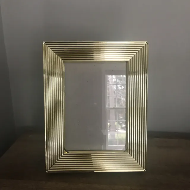 Gorgeous Metal 7 x 9in Photo Frame Gold Tone Great Condition