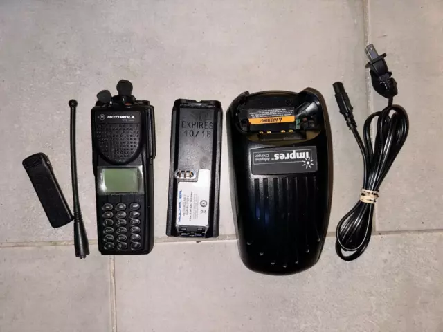 Motorola XTS3000 III UHF 403-470 Mhz P25 Digital Portable Radio H09RDH9PW7BN Ham
