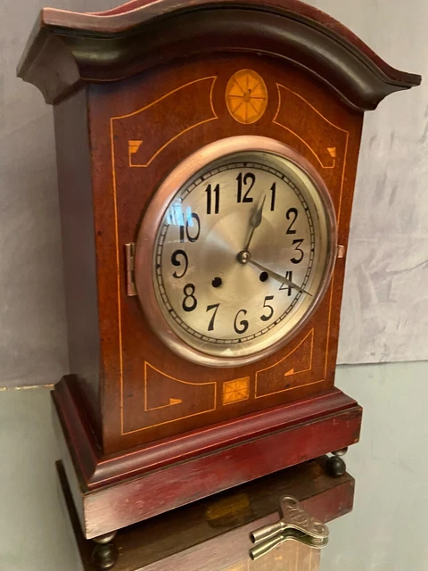 Horloge pendule milieu XXe en acajou noyer à décor marqueté signé Kienzle 3