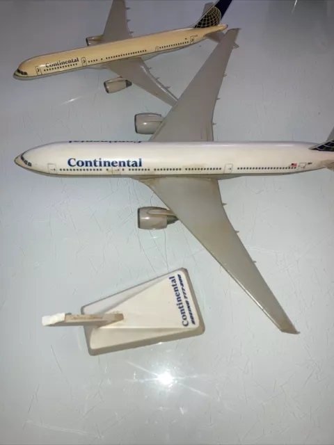 2 Continental Airlines Model Airplanes N78001 & N58101 B777-200