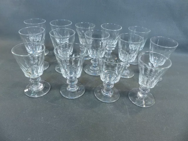 Lot 14 anciens petits verres apéritifs ou à vin en verre à facettes début 20ème