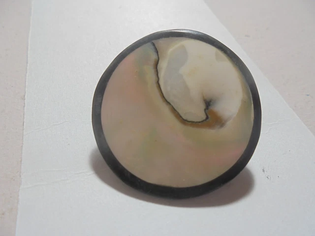 bouton ancien 2cm5 fond noir dessus en nacre avec une forme tete d oiseau???