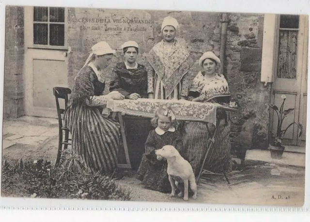 CPA 14 NORMANDIE " SCENES DE LA VIE NORMANDE" Femmes Dentellières Fillette Chien