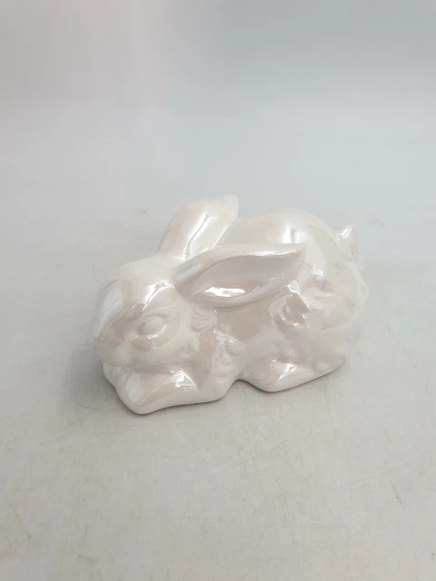 Weiße Keramik schillernd kleiner sitzender Hase Kaninchen Figur Ornament
