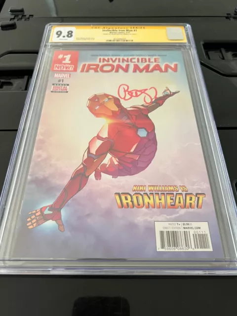 INVINCIBLE IRON MAN #1 •🔥 🔑  CGC SS 9.8 WP •🔥 🔑  Signed by Brian M. Bendis