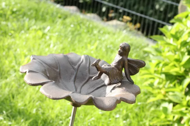 Gusseisen Vogeltränke mit Elfe auf Stab ( abnehmbar) Metall Garten Figur