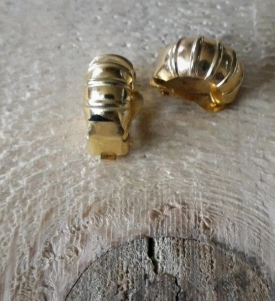 Paire De Clips (boucles D'oreille) Vintage En Métal Doré Avec Pierres - Occasion